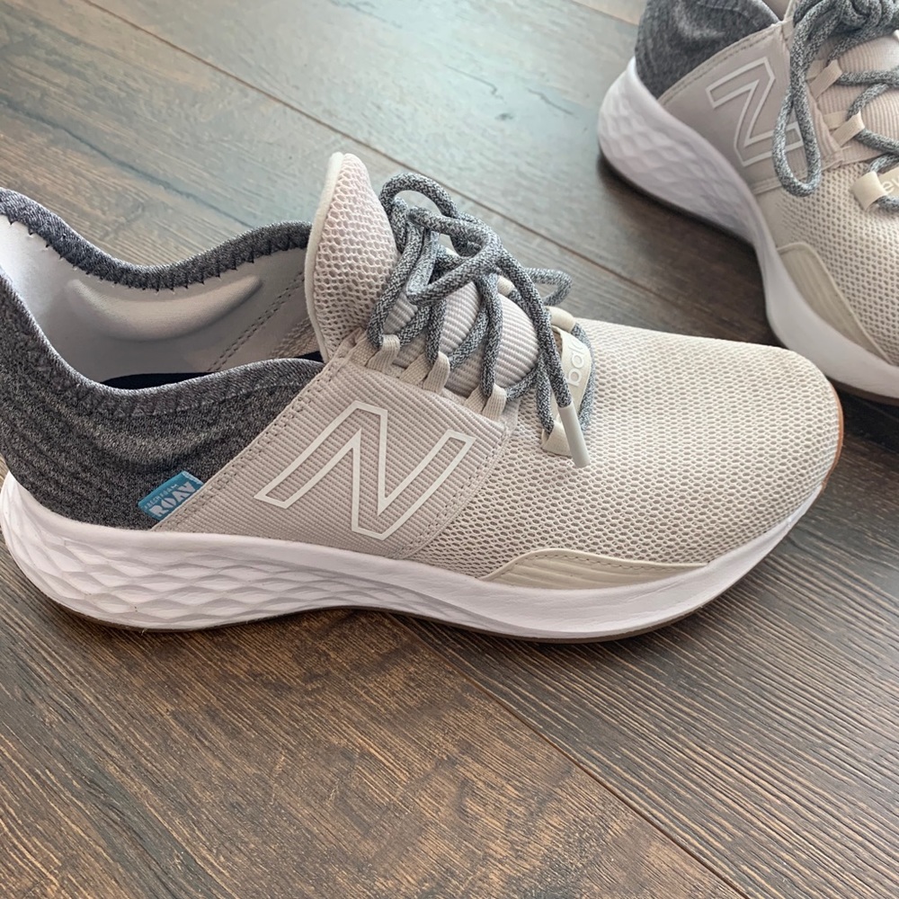 EUC new balance women’s fresh foam roav shoes